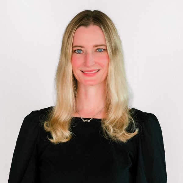 Janinne Kuzdeba, headshot